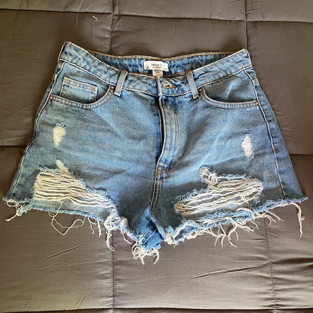 FOREVER 21 DISTRESSED SHORTS